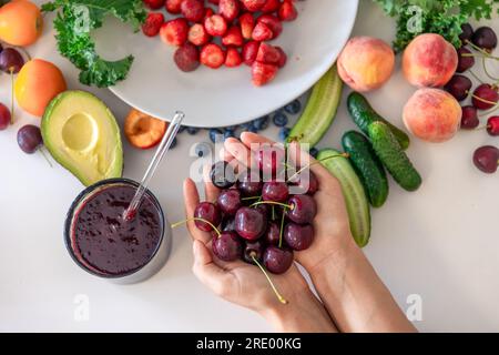 Ciliegie e altri tipi di frutta e verdura, preparazione di frullati. Foto Stock