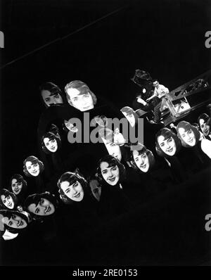 La troupe della telecamera filma il numero musicale i Only Have Eyes for You durante la produzione di DAMES 1934 il regista RAY ENRIGHT numeri musicali creati e diretti da BUSBY BERKELEY storia Robert Lord e Delmer Daves sceneggiatura Delmer Daves Drewns Orry-Kelly Warner Bros. Foto Stock