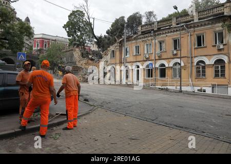 ODESA, UCRAINA - 23 LUGLIO 2023 - i lavoratori dei servizi pubblici si trovano di fronte alla casa di Chyzhevych distrutta dal massiccio attacco missilistico russo di domenica notte, Foto Stock