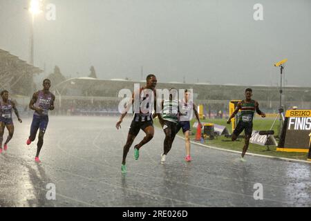 Manchester, Inghilterra 8 luglio 2023 Campionato britannico di atletica leggera e prova per i Campionati del mondo di Budapest. Zharnel Hughes festeggia la vittoria del titolo dei 100 m, che si è svolto anche presso la Manchester Regional Arena, Inghilterra ©Ged Noonan/Alamy Foto Stock