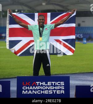 Manchester, Inghilterra 8 luglio 2023 Campionato britannico di atletica leggera e prova per i Campionati del mondo di Budapest. Zharnel Hughes festeggia la vittoria del titolo dei 100 m, che si è svolto anche presso la Manchester Regional Arena, Inghilterra ©Ged Noonan/Alamy Foto Stock