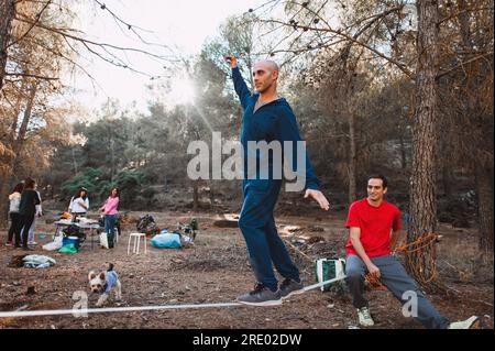 Gruppo di amici su Highline nella foresta di Granada, Spagna Foto Stock