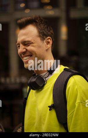 Ritratto emotivo di un giovane in città. Foto Stock