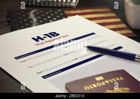 H-1b concetto di domanda di visto: USA H-1B domanda di visto su un tavolo con passaporto Foto Stock