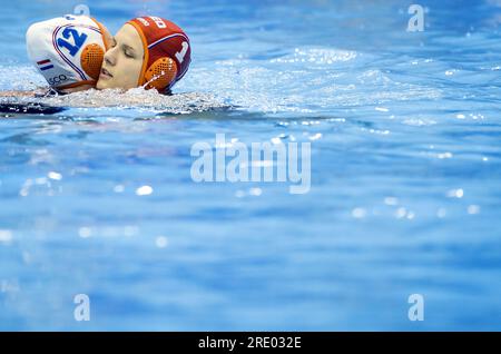 FUKUOKA - Nina Ten Broek e Laura Aarts dei Paesi Bassi celebrano la loro vittoria sul Canada dopo i quarti di finale del Campionato del mondo di pallanuoto in Giappone. ANP KOEN VAN WEEL Foto Stock
