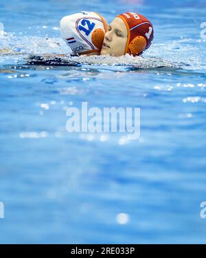 FUKUOKA - Nina Ten Broek e Laura Aarts dei Paesi Bassi celebrano la loro vittoria sul Canada dopo i quarti di finale del Campionato del mondo di pallanuoto in Giappone. ANP KOEN VAN WEEL Foto Stock