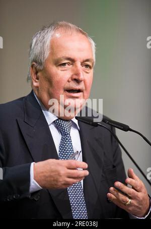 FOTO DI ARCHIVIO: Klaus TOEPFER avrà 85 anni il 29 luglio 2023, Prof Dr. Klaus TOEPFER (T?PFER), Germania, direttore esecutivo degli IASS, ritratto, gesto, gesto, Conferenza straordinaria dei delegati federali di Buendnis 90/ Die Gruenen il 25 giugno 2011 a Berlino/Germania 'Sven Simon#Prinzess-Luise-Strasse 41#45479 Muelheim/R uhr #tel. 0208/9413250#fax. 0208/9413260#account. 4030 025 100 codice banca GLSB 430 609 67# www.SvenSimon.net. Foto Stock