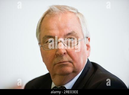 FOTO DI ARCHIVIO: Klaus TOEPFER avrà 85 anni il 29 luglio 2023, Prof Dr. Klaus TOEPFER (T?PFER), Germania, Direttore Esecutivo IASS, Conferenza straordinaria dei delegati federali di Buendnis 90/Die Gruenen il 25 giugno 2011 a Berlino/Germania 'Sven Simon#Prinzess-Luise-Strasse 41#45479 Muelheim/R uhr #tel. 0208/9413250#fax. 0208/9413260#account. 4030 025 100 codice banca GLSB 430 609 67# www.SvenSimon.net. Foto Stock