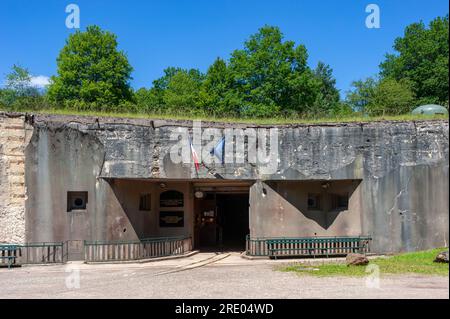 Bunker dell'ex linea Maginot, qui ingresso munizioni dell'impianto di artiglieria Kalkofen, anche Panzerwerk 615, Lembach, Alsazia, Francia, Europa Foto Stock