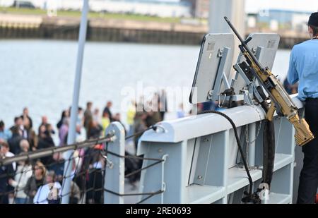 Wilhelmshaven, Germania. 24 luglio 2023. Una mitragliatrice MG5 prodotta dal produttore di armi sveve Heckler und Koch è montata sul lato della nave della fregata Hessen, che sta per partire per la formazione NATO nel porto di Wilhelmshaven. La Marina tedesca partecipa regolarmente alle quattro formazioni della flotta multinazionale della NATO. La Marina dispiega permanentemente navi e barche verso di loro. La partecipazione alle formazioni NATO fa parte degli obblighi della Germania nei confronti dell'alleanza, anche in tempo di pace. Crediti: Lars Penning (klemmer)/dpa/Alamy Live News Foto Stock