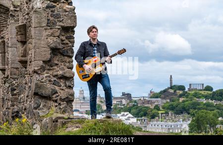 St Anthony's Chapel Holyrood Park, Edimburgo, Scozia, Regno Unito, 24 luglio 2023. Mike Baillie video musicale per Fringe show: Frontman della band The Lonely Together Films un nuovo video musicale per il suo debutto Fringe show Endless Sunset Oblivion che racconta la storia di un giovane cantautore Reuben che tenta di combattere i problemi accelerati che il mondo sta affrontando. La canzone nel video è stata scritta in questo luogo. Crediti: Sally Anderson/Alamy Live News Foto Stock