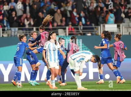 Auckland, nuova Zelanda. 24 luglio 2023. I giocatori italiani festeggiano dopo la partita del gruppo G tra Italia e Argentina alla Coppa del mondo femminile FIFA Australia e nuova Zelanda 2023 ad Auckland, nuova Zelanda, il 24 luglio 2023. Crediti: Qin Lang/Xinhua/Alamy Live News Foto Stock