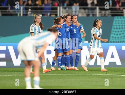 Auckland, nuova Zelanda. 24 luglio 2023. I giocatori italiani festeggiano dopo la partita del gruppo G tra Italia e Argentina alla Coppa del mondo femminile FIFA Australia e nuova Zelanda 2023 ad Auckland, nuova Zelanda, il 24 luglio 2023. Crediti: Qin Lang/Xinhua/Alamy Live News Foto Stock