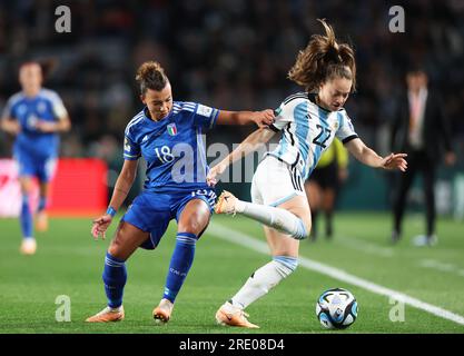 Auckland, nuova Zelanda. 24 luglio 2023. L'argentina Estefania Banini (R) si è esibita con l'italiana Arianna Caruso durante la partita del gruppo G alla Coppa del mondo femminile FIFA Australia e nuova Zelanda 2023 ad Auckland, nuova Zelanda, il 24 luglio 2023. Crediti: Qin Lang/Xinhua/Alamy Live News Foto Stock