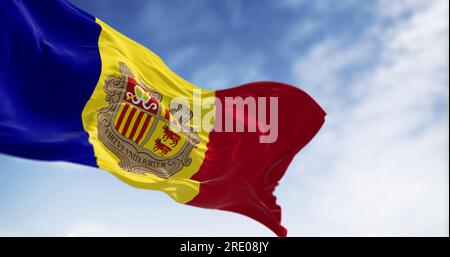 La bandiera del Principato di Andorra sventola nel vento in una giornata limpida. Strisce verticali blu-giallo-rosse con stemma al centro. 3d illustrati Foto Stock