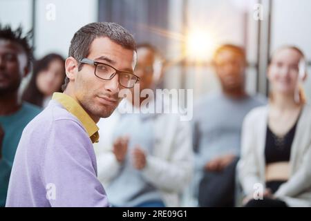 Ritratto di un giovane uomo d'affari professionista di successo seduto Foto Stock