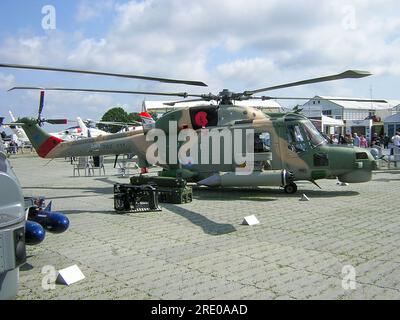 Elicottero militare Westland Super Lynx Mk.120 ZJ976 per le forze armate dell'Oman. Stand di vendita AgustaWestland al Farnborough International Airshow 2004 Foto Stock