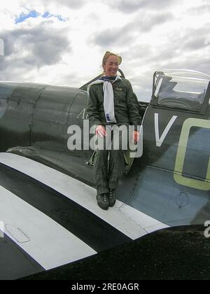 Carolyn Grace, pilota donna e proprietario dell'aereo da combattimento Supermarine Spitfire della seconda guerra mondiale. Seconda guerra mondiale Spitfire TIX ML407 aeroplano Foto Stock