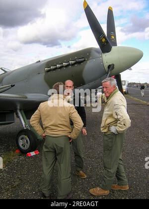 Piloti Lee Proudfoot e Ray Hanna (e un altro) con l'aereo da combattimento Spitfire della seconda guerra mondiale per l'airshow di Biggin Hill, Kent, Regno Unito nel 2004. Foto Stock