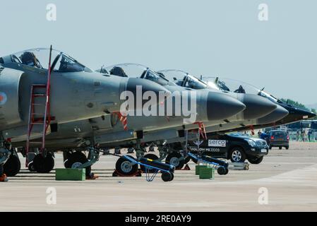 Linea di volo dei caccia Royal Navy BAe Sea Harrier FA2 e dell'addestratore Harrier T8 in nero al Royal International Air Tattoo Airshow, Regno Unito. Nasi radar Foto Stock