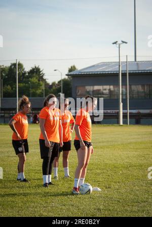 London Bees Training presso i campi di allenamento Hive di Harrow, squadra di calcio femminile. Foto Stock