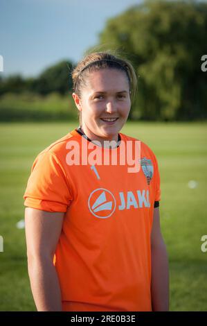 London Bees Training presso i campi di allenamento Hive di Harrow, squadra di calcio femminile. Sarah Quantrill è la portiere Foto Stock