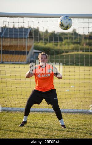 London Bees Training presso i campi di allenamento Hive di Harrow, squadra di calcio femminile. Sarah Quantrill è la portiere Foto Stock