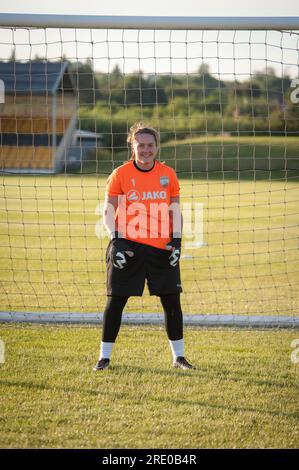 London Bees Training presso i campi di allenamento Hive di Harrow, squadra di calcio femminile. Sarah Quantrill è la portiere Foto Stock