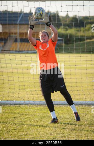 London Bees Training presso i campi di allenamento Hive di Harrow, squadra di calcio femminile. Sarah Quantrill è la portiere Foto Stock