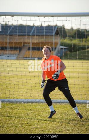 London Bees Training presso i campi di allenamento Hive di Harrow, squadra di calcio femminile. Sarah Quantrill è la portiere Foto Stock