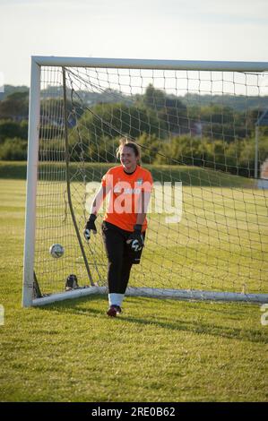 London Bees Training presso i campi di allenamento Hive di Harrow, squadra di calcio femminile. Sarah Quantrill è la portiere Foto Stock