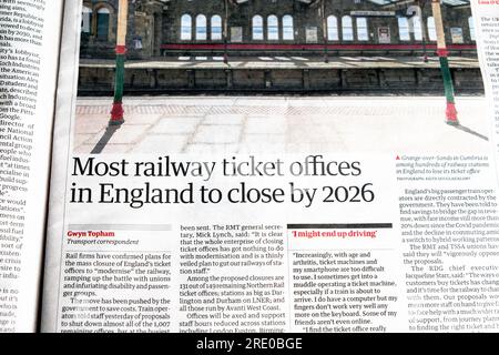 "La maggior parte delle biglietterie ferroviarie in Inghilterra chiuderà entro il 2026" quotidiano Guardian headline trasporti ferroviari e sindacati articolo 5 luglio 2023 Londra Regno Unito Foto Stock