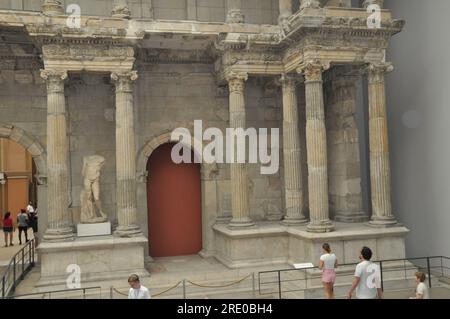 Berlino, Germania. 8 giugno 2023. La porta del mercato di Mileto al Museo di Pergamo, nella foto dell'8 giugno 2023, sull'Isola dei Musei di Berlino, in Germania. Uno dei musei più visitati di Berlino, chiuderà completamente per quattro anni alla fine di ottobre 2023 per lavori di ristrutturazione. Non sarà completamente aperto fino al 2037. Crediti: Ales Zapotocky/CTK Photo/Alamy Live News Foto Stock