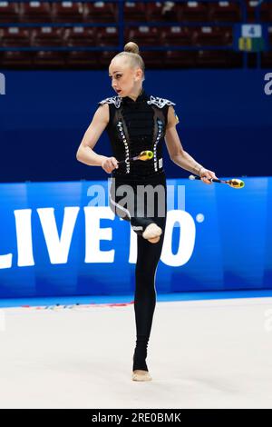 Milano, Salerno, Italia. 22 luglio 2023. Viktoriia Onopriienko (UKR) si esibisce con i club durante la Rhythmic Gymnastics FIG World Cup 2023 il 21/23 luglio 2023 al Mediolanum Forum Assago di Milano (Credit Image: © Francesco Luciano/ZUMA Press Wire) SOLO USO EDITORIALE! Non per USO commerciale! Foto Stock