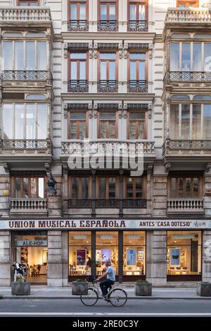 Fahrradfahrer in der Carrer de la Pau ist eine Einkaufsstrasse mit vielen GeschŠften in der Altstadt a Valencia *** i ciclisti in Carrer de la Pau sono a Foto Stock