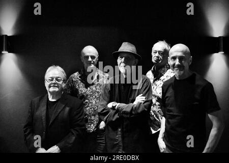 Gruppo folk-rock Lindisfarne. Nella foto (L-R) Paul Smith, Ian Thomson, il fondatore Rod Clements, Steve Daggett e Dave Hull-Denholm. Foto Stock