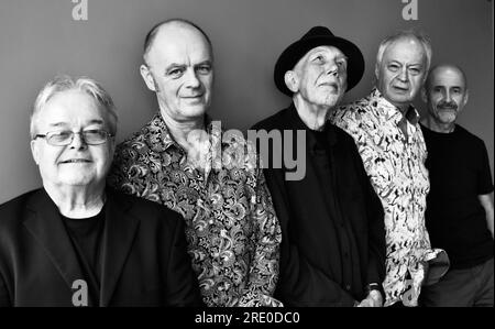 Gruppo folk-rock Lindisfarne. Nella foto (L-R) Paul Smith, Ian Thomson, il fondatore Rod Clements, Steve Daggett e Dave Hull-Denholm. Foto Stock