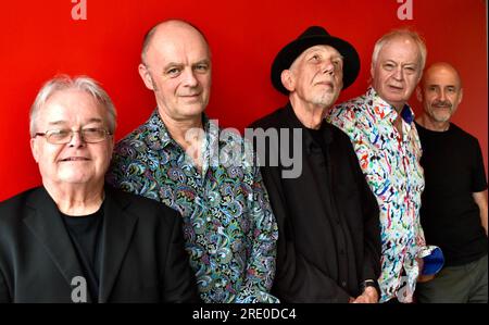 Gruppo folk-rock Lindisfarne. Nella foto (L-R) Paul Smith, Ian Thomson, il fondatore Rod Clements, Steve Daggett e Dave Hull-Denholm. Foto Stock