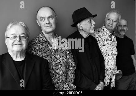 Gruppo folk-rock Lindisfarne. Nella foto (L-R) Paul Smith, Ian Thomson, il fondatore Rod Clements, Steve Daggett e Dave Hull-Denholm. Foto Stock