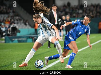 Auckland, nuova Zelanda. 24 luglio 2023. L'argentina Estefania Banini (L) si è esibita con l'italiana Lucia di Guglielmo durante la partita del gruppo G tra Italia e Argentina alla Coppa del mondo femminile FIFA Australia e nuova Zelanda 2023 ad Auckland, nuova Zelanda, il 24 luglio 2023. Crediti: Guo lei/Xinhua/Alamy Live News Foto Stock