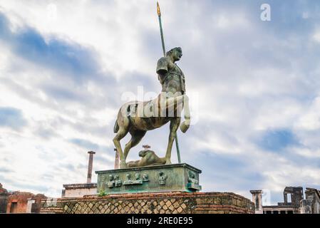 Centauro, una scultura realizzata da un artista polacco, Igor Mitoraj, esposta al centro di Pompei Foto Stock