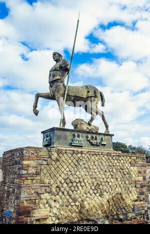 Scultura in bronzo del Centauro esposta presso il foro di Pompei Foto Stock