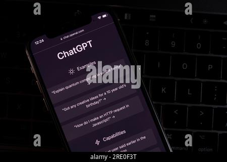 Azzorre, Portogallo - 21.01.2023: Smartphone sulla parte superiore della tastiera del computer portatile con pagina Web del prompt dei comandi ChatGPT sullo schermo. Sviluppato da OpenAI. Foto Stock