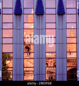 Riflesso nelle finestre del bastione dei pescatori al tramonto nella città di Budapest, Ungheria Foto Stock