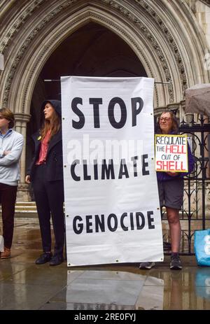 Londra, Regno Unito. 24 luglio 2023. Attivisti ambientalisti si sono riuniti al di fuori delle Royal Courts of Justice prima di una causa giudiziaria contro Shell da parte del popolo Ogoni, chiedendo che il gigante petrolifero pulisca e paghi un risarcimento per i danni causati dalle fuoriuscite di petrolio nel Delta del Niger. Credito: Vuk Valcic/Alamy Live News Foto Stock