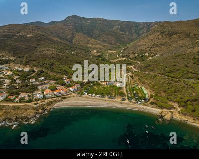 Vista aerea della spiaggia e del campeggio di Port de la Vall, vicino a Port de la Selva, a Cap de Creus, Costa Brava (Alt Empordà, Girona, Catalogna, Spagna) Foto Stock
