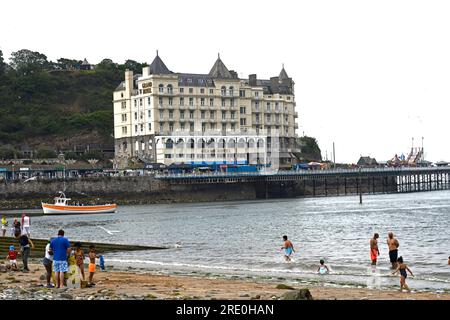 Llandudno Seafront Promenade and Grand Hotel in North Wales, Gran Bretagna, Regno Unito Foto Stock