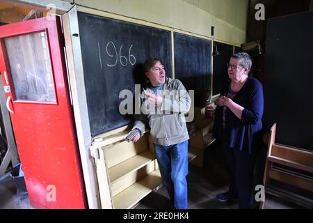 Riunione scolastica i vecchi alunni visitano la loro ex scuola, che ha chiuso 50 anni fa ed è stata lasciata com'era quando ha chiuso. L'Ironbridge C della scuola E. Foto Stock