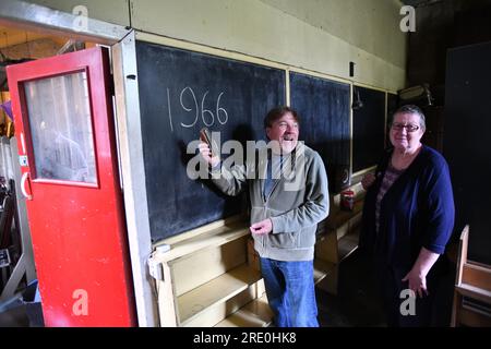 Riunione scolastica i vecchi alunni visitano la loro ex scuola, che ha chiuso 50 anni fa ed è stata lasciata com'era quando ha chiuso. L'Ironbridge C della scuola E. Foto Stock
