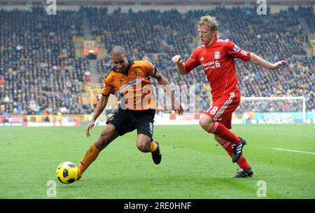 Karl Henry del Wolverhampton Wanderers Dirk Kuyt del Liverpool Soccer - Barclays Premier League - Wolverhampton Wanderers / Liverpool 22/01/2011 Foto Stock
